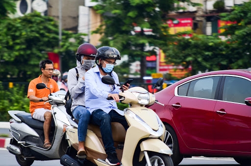 9 thói quen xấu khi điều khiển xe máy sẽ bị phạt nặng